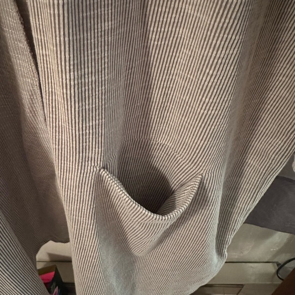 NWT Donnie shrug in grey. Has pockets. Size XL. - Picture 3 of 4